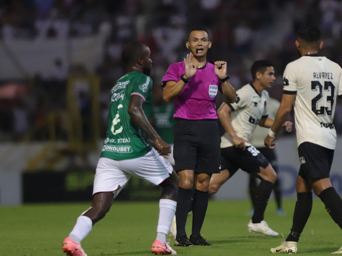 El árbitro Nelson Salgado no pitó un penal a favor del Marathón.