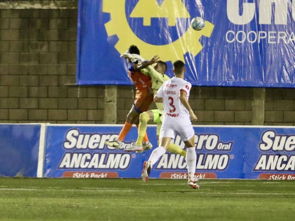 Olimpia y Real España festejan remontadas, jugador termina de portero, inundados y bellezas