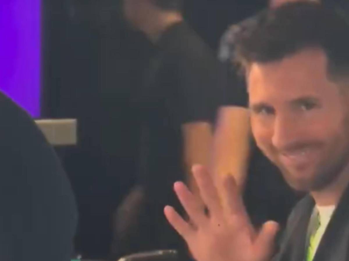 Beso y coqueteo: Actriz queda sin aliento tras guiño de Messi,¿cómo reaccionó Antonela?