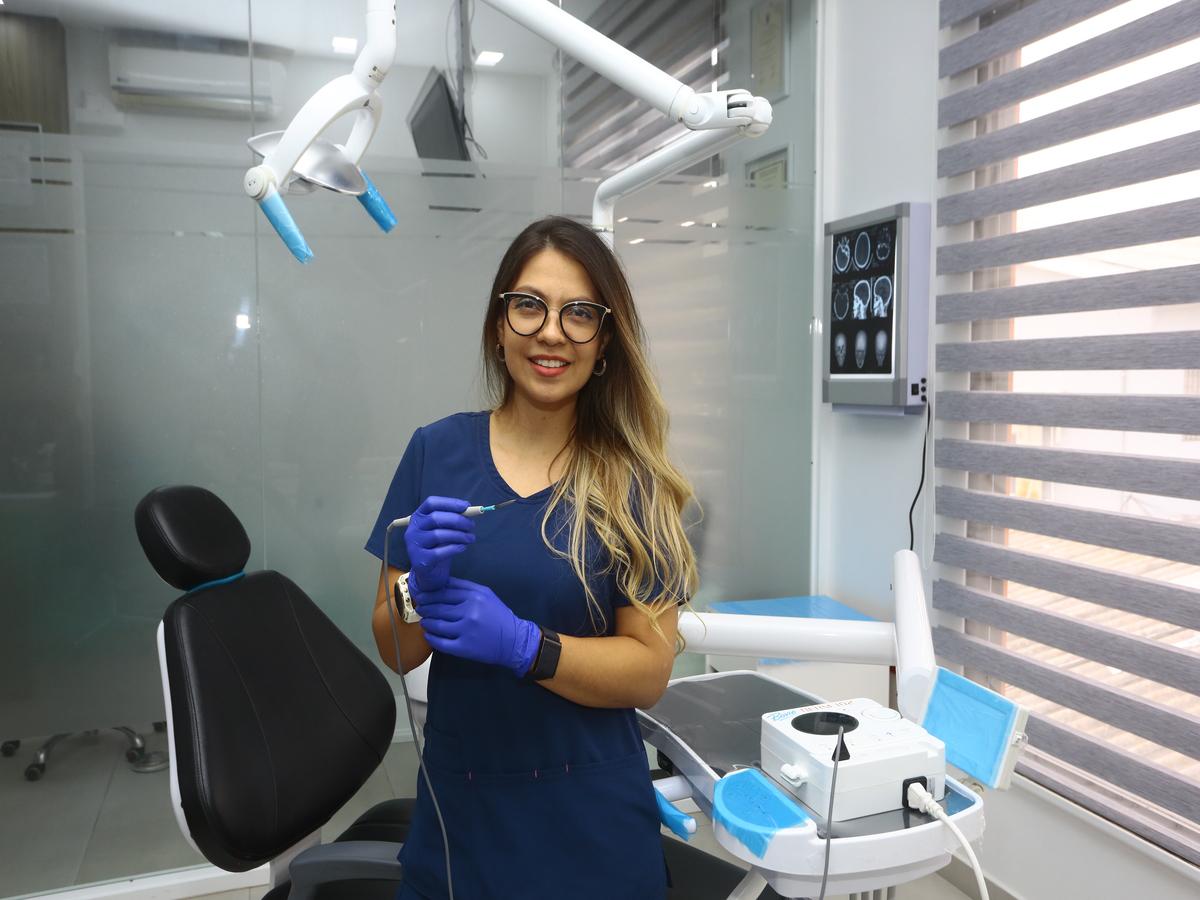 Dra. JOSSELYN MOYA, ESPECIALISTA EN CIRUGÍA ORAL Y MAXILOFACIAL