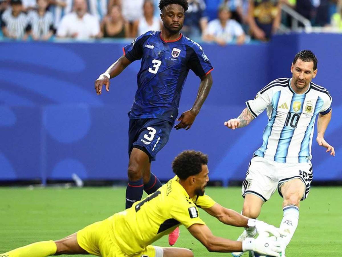 Vozinha ya es número uno tras su Mundial y supera a grandes porteros: ¿Compañero de Messi?
