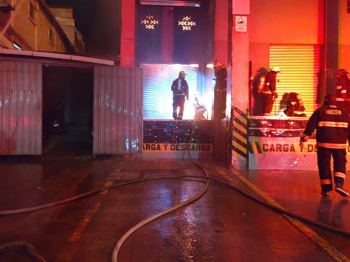 El incendio comenzó a extenderse a eso de la 1:00 de la madrugada.