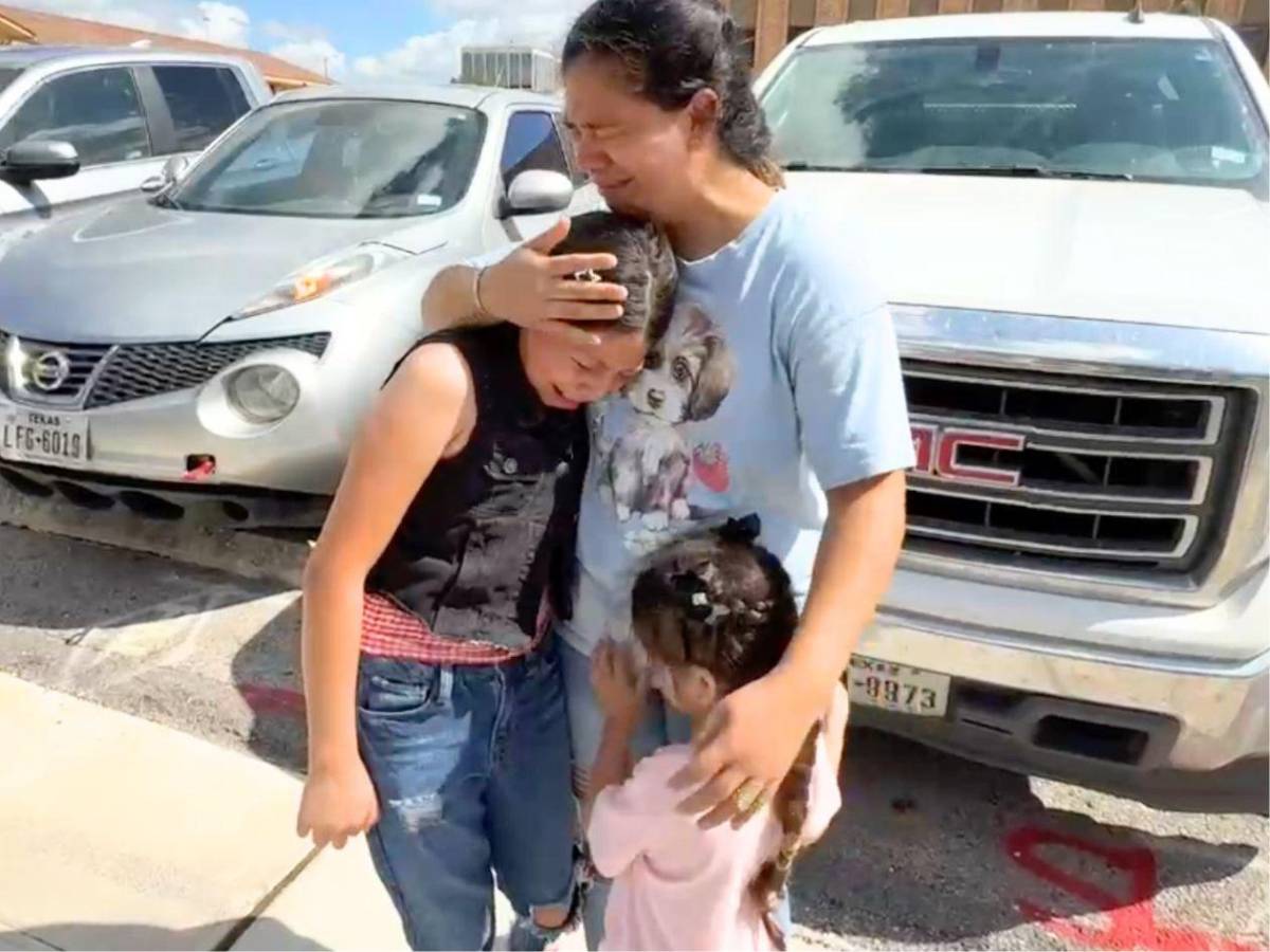 Hondureña analiza autodeportarse con sus hijas; ICE detuvo a su esposo e hijo