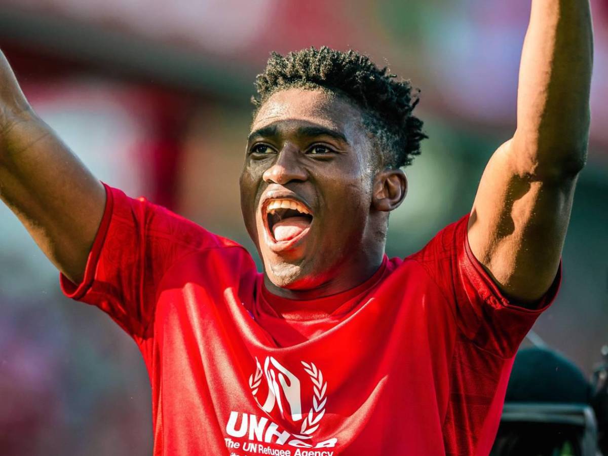 Piden rezar por él: Famoso futbolista en coma y su DT es señalado