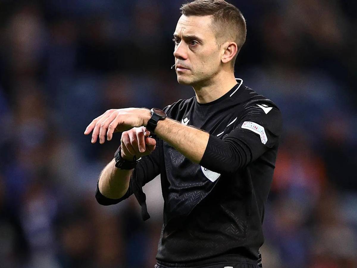 La UEFA se ríe del Barcelona: El 'premio' que pretende dar al árbitro Marciniak