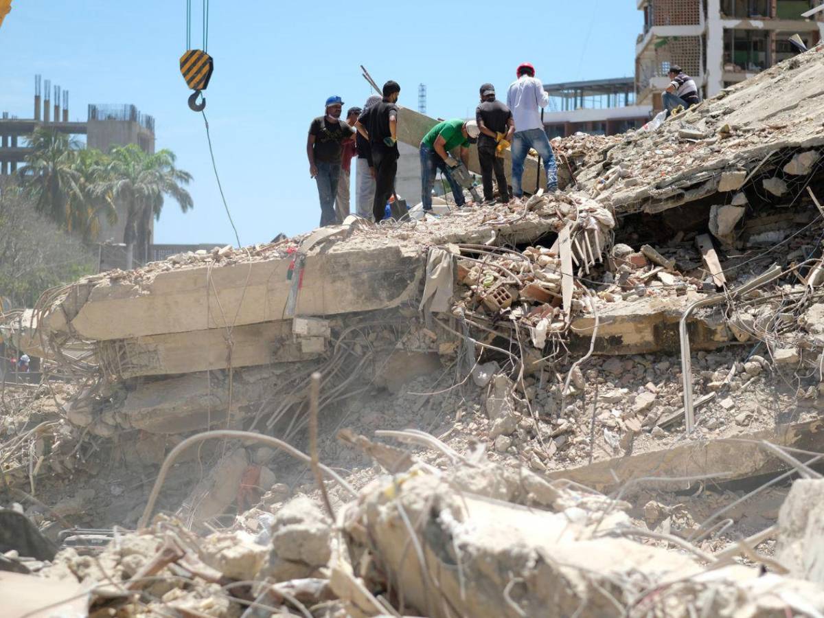 Polvo de los escombros enferma a familiares que buscaban víctimas del terremoto en Venezuela
