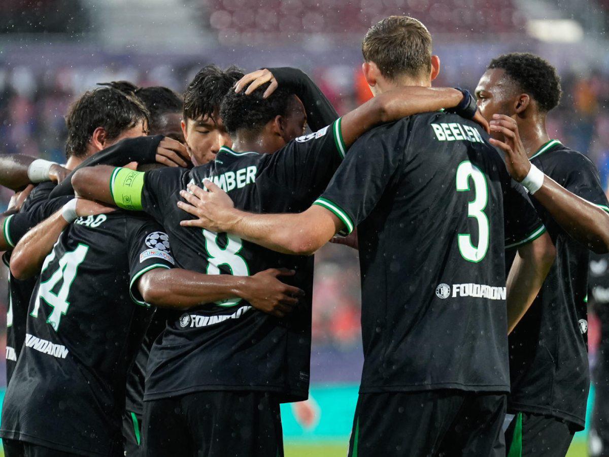 Jugadores del Feyenoord celebrando uno de los tres goles anotados en la victoria ante Girona por la Champions League.