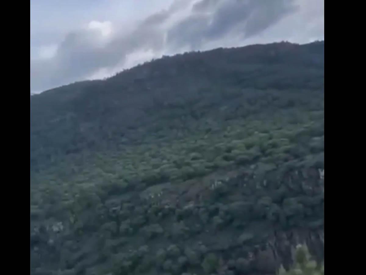 Sicaria del cártel de Sinaloa se exhibe en un video con equipo táctico y disparando un fusil