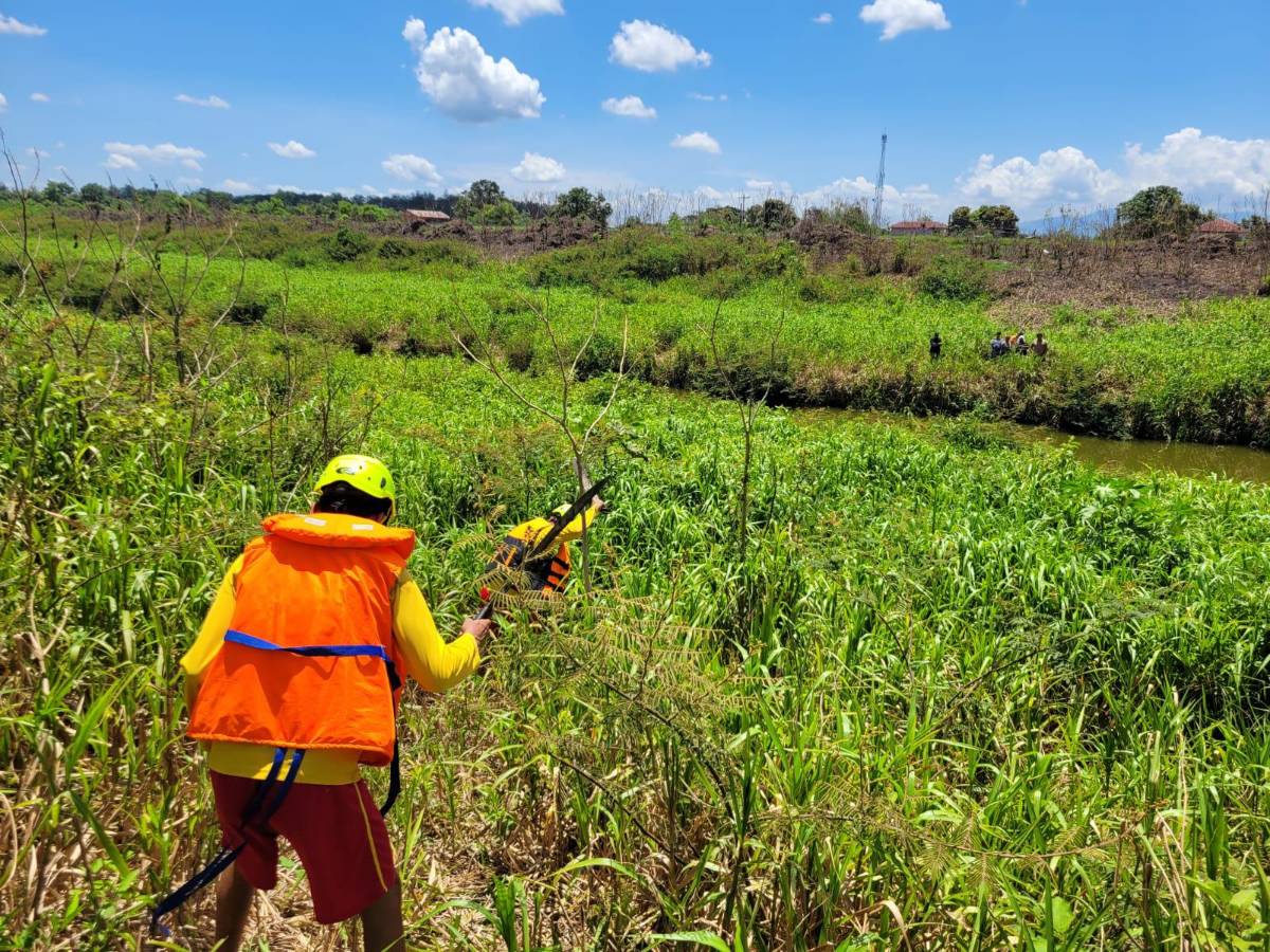 Bomberos realizaron una minuciosa búsqueda hasta dar con el cadáver del joven Bryan Antúnez.
