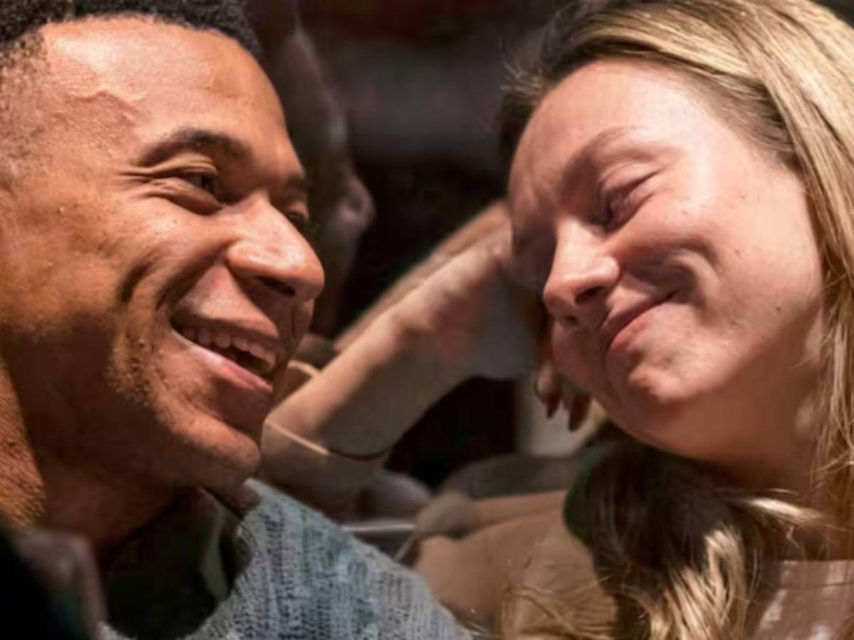 Mbappé y Ester Expósito desatan la locura: fotos del beso que confirma su romance