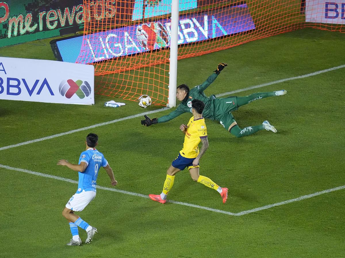 Luis Malagón, portero del América, le tapa un disparo al delantero Ángel Sepúlveda del Cruz Azul.