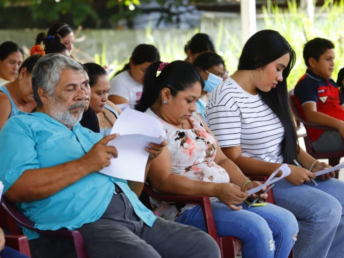 Cerca de 200 padres del CEB Dionisio de Herrera aprendieron sobre la adicción a pantallas