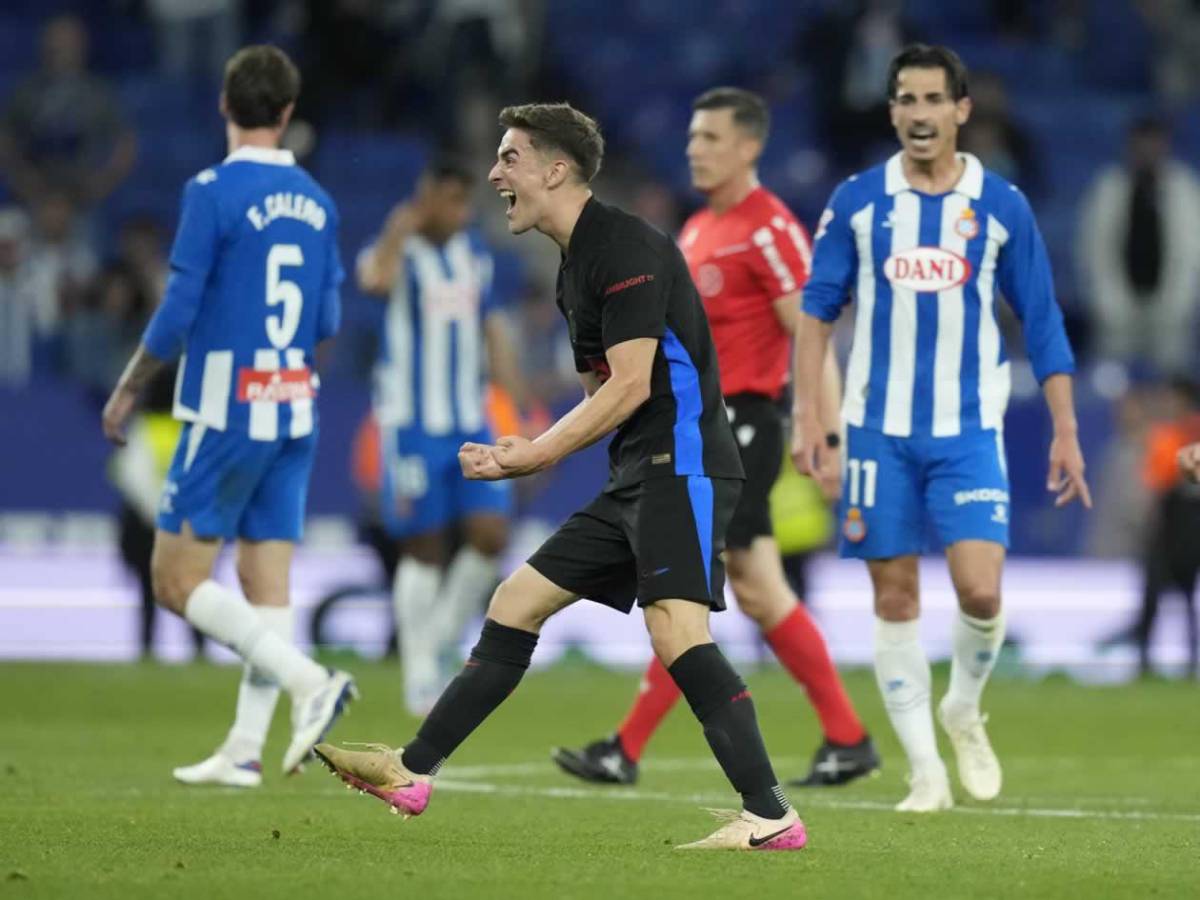 Barcelona campeón festeja, Espanyol encendió aspersores, bronca y la orden de Flick