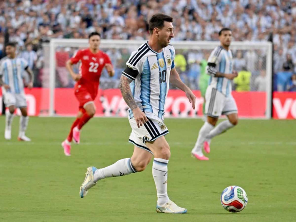 Otra ayuda a Argentina, fuerte cruce de Messi con árbitro, agresión y apareció su enemigo
