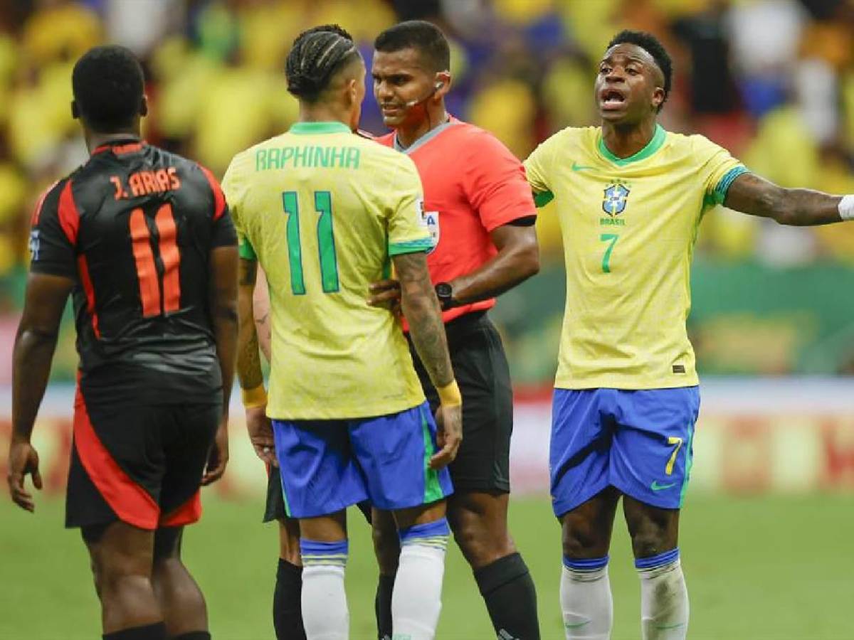 La razón de la bronca Raphinha-Vinicius y fuerte choque en el Brasil-Colombia