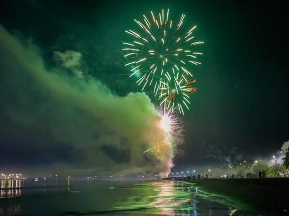 Porteños reciben el Año Nuevo en la playa