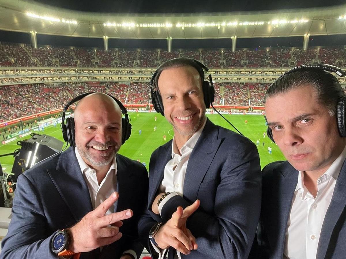 Christian Martinoli, Luis García y Zague estuvieron en la transmisión del partido para TV Azteca.