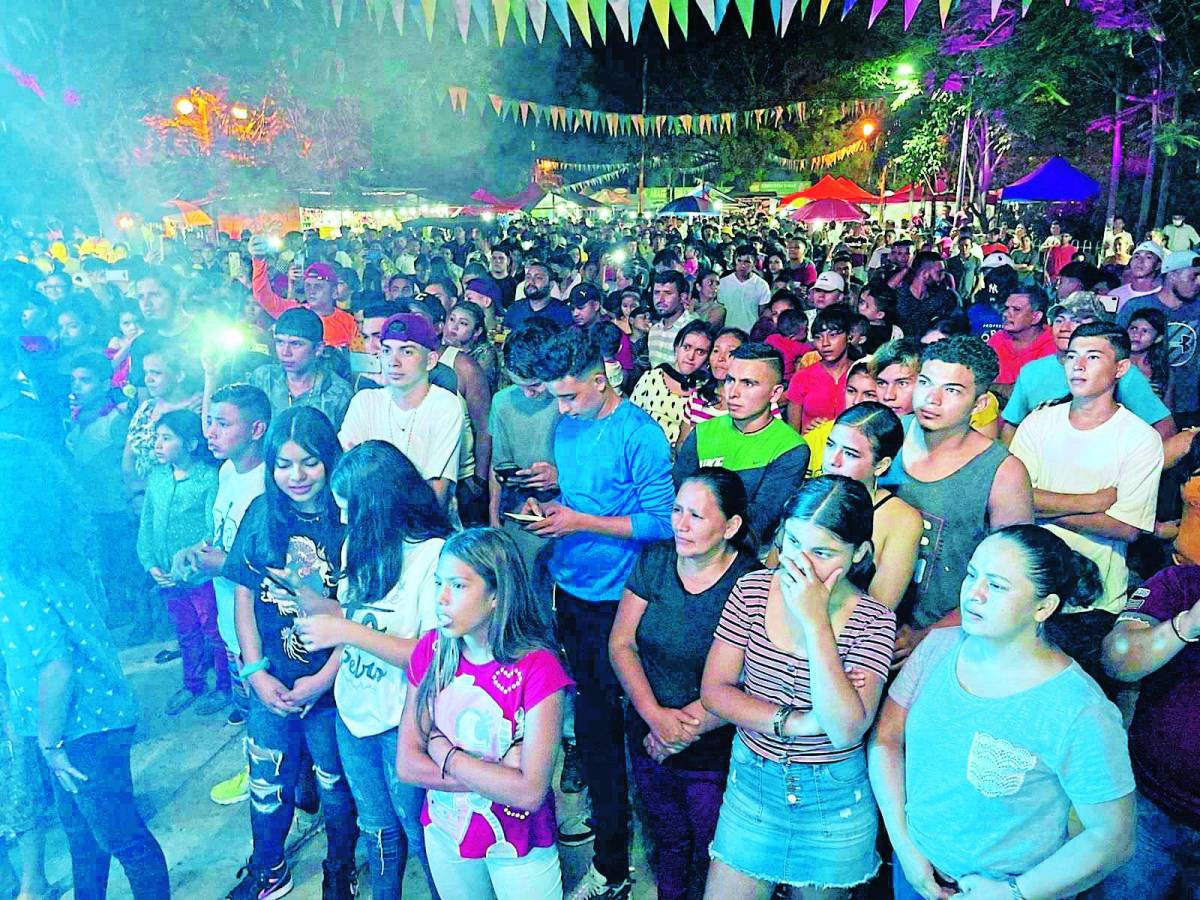 La alegría y diversión regresó a los barrios con la feria y sus carnavalitos