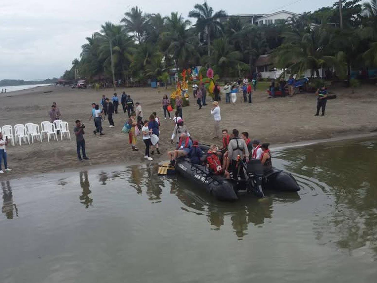 Los cruceristas arribando a las playas de Tela.