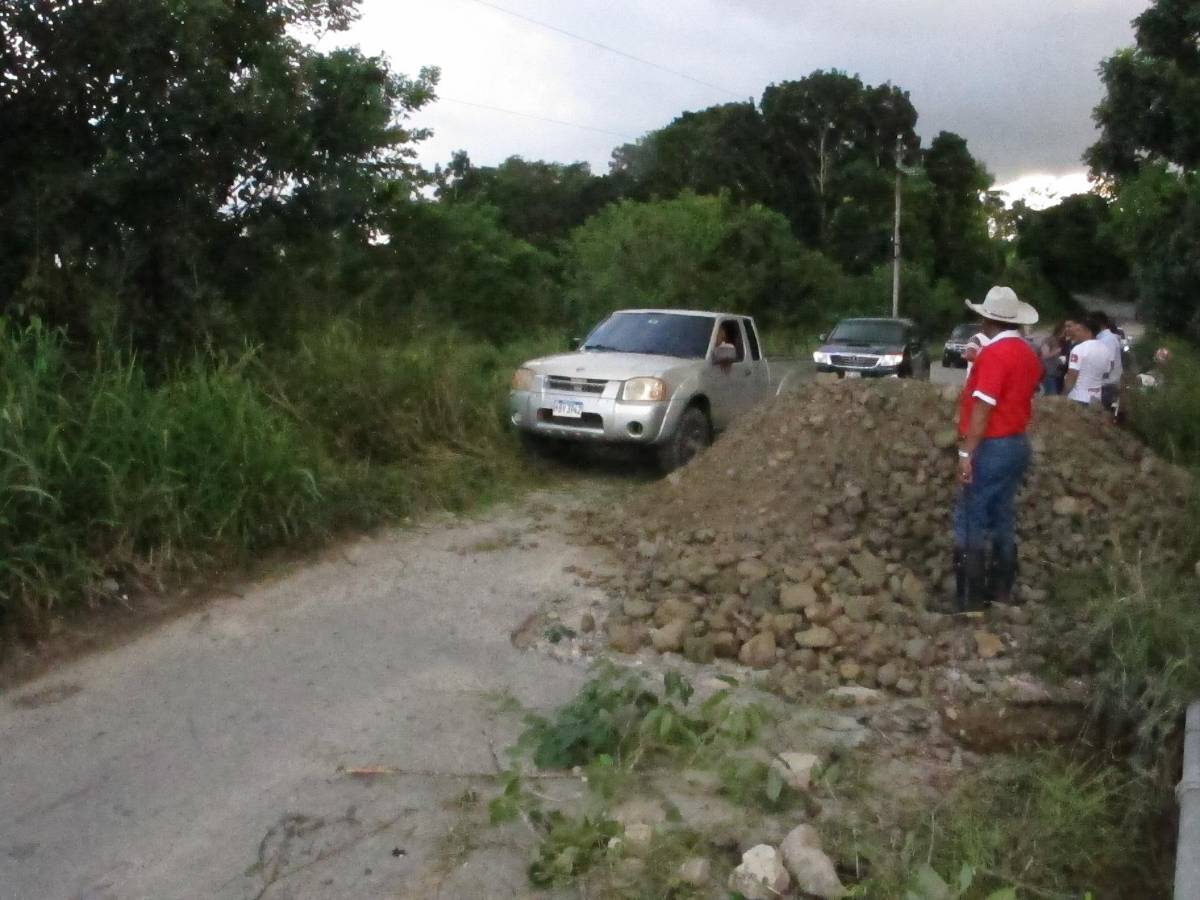 El alcalde Edgardo Ramírez colocó arena en el cabezal del puente para impedir el paso a vehículos pesados.