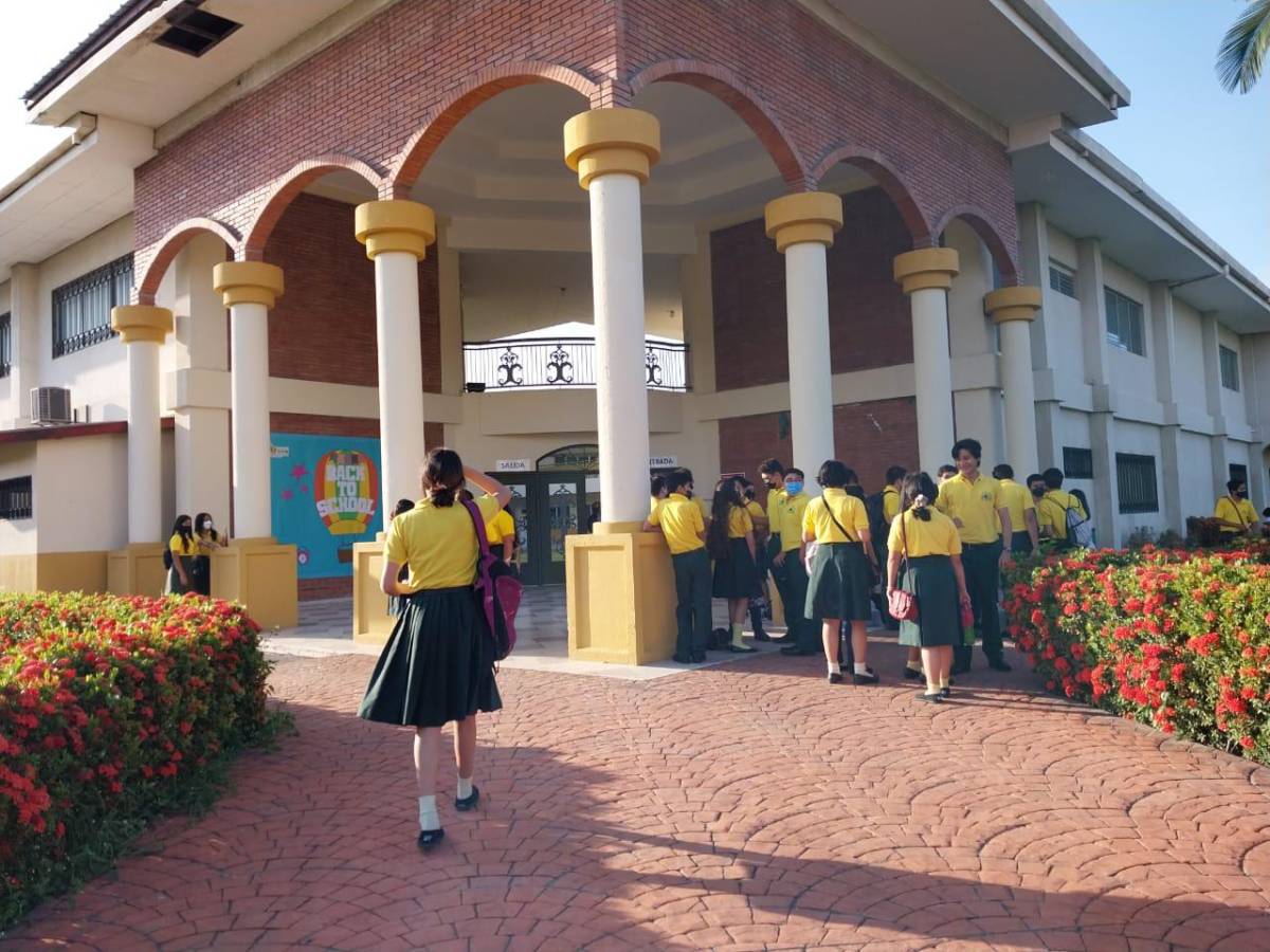 Los futuros seniors de la escuela bilingüe Mhotivo asistieron a la inauguración de clases: el lunes hacen su entrada.