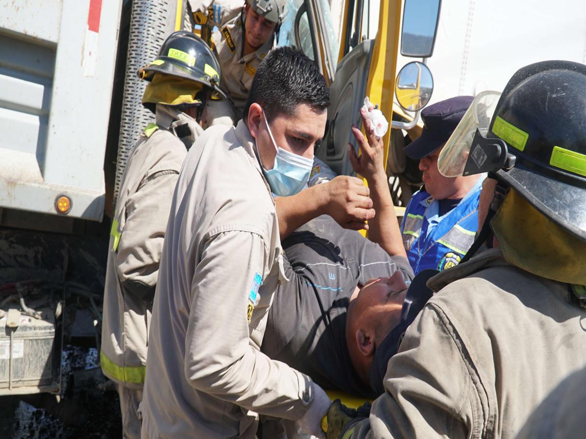 Rescatan a chofer que quedó atrapado al chocar su volqueta