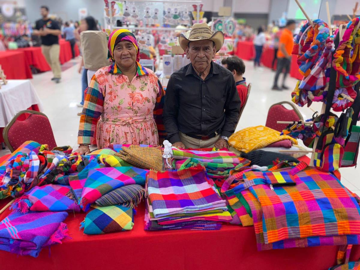 Esposos lencas viajan todos los sábados de Intibucá a San Pedro Sula a vender telas y verduras