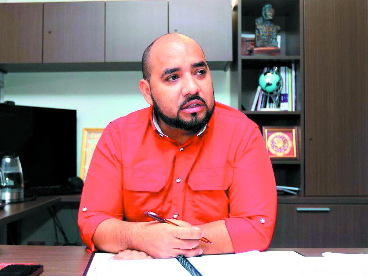 Piden al MP investigar a Esponda por los pupitres