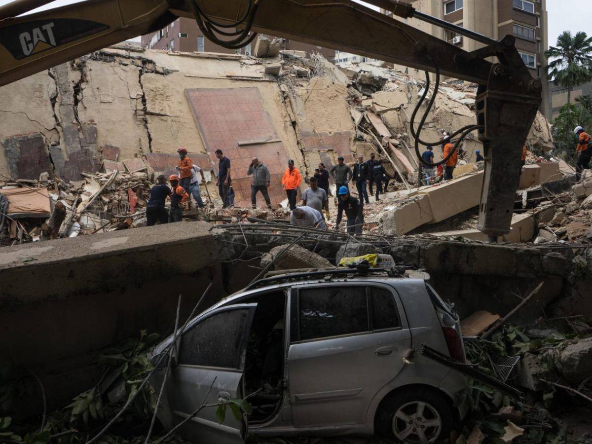 Necesitamos tapabocas por los olores: víctimas continúan bajo los escombros en Venezuela