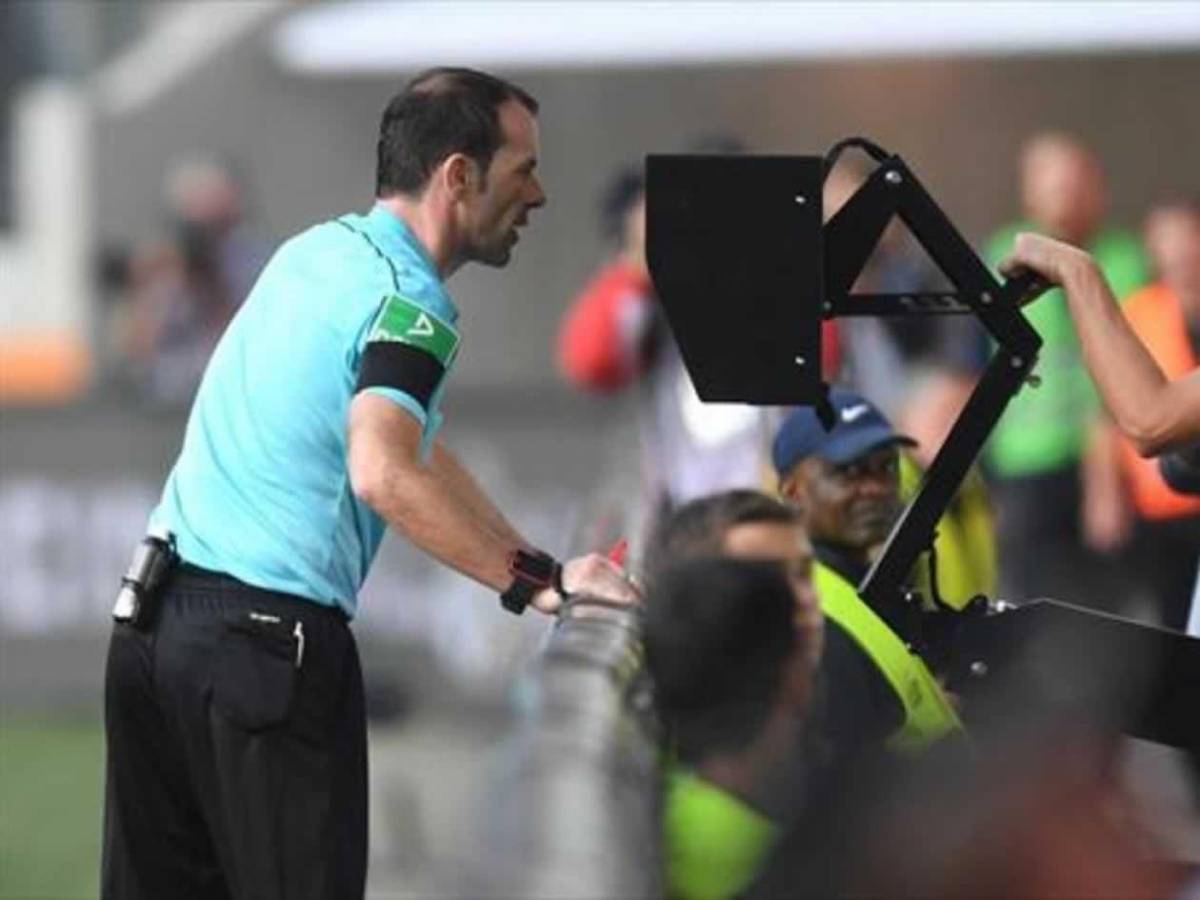 Nuevas reglas en el fútbol: VAR, porteros en peligro y fuera de juego