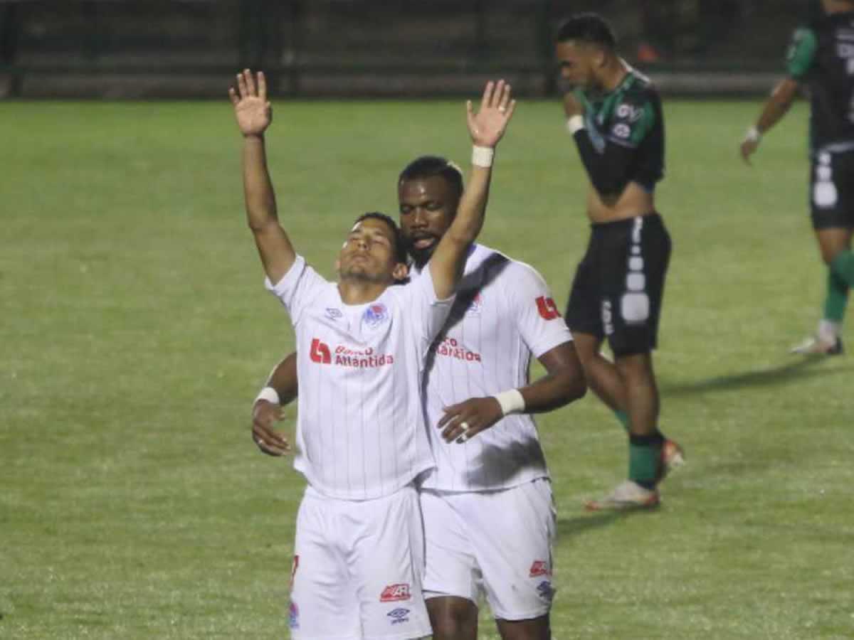 José Mario Pinto marcó el 2-0 del Olimpia y lo celebró con las manos apuntando al cielo.