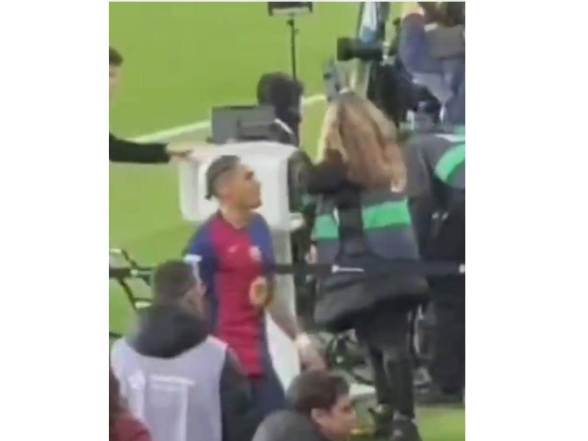 Raphinha pierde el control con el Barca y se lleva a Ter Stegen de encuentro