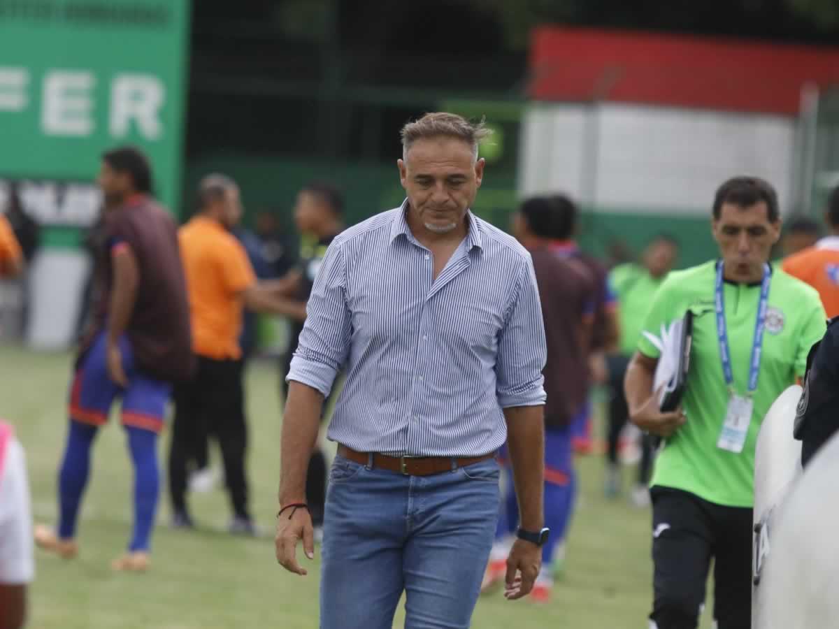 ‘La Tota’ Medina, saliendo cabizbajo del campo tras la derrota de Marathón ante la UPN.