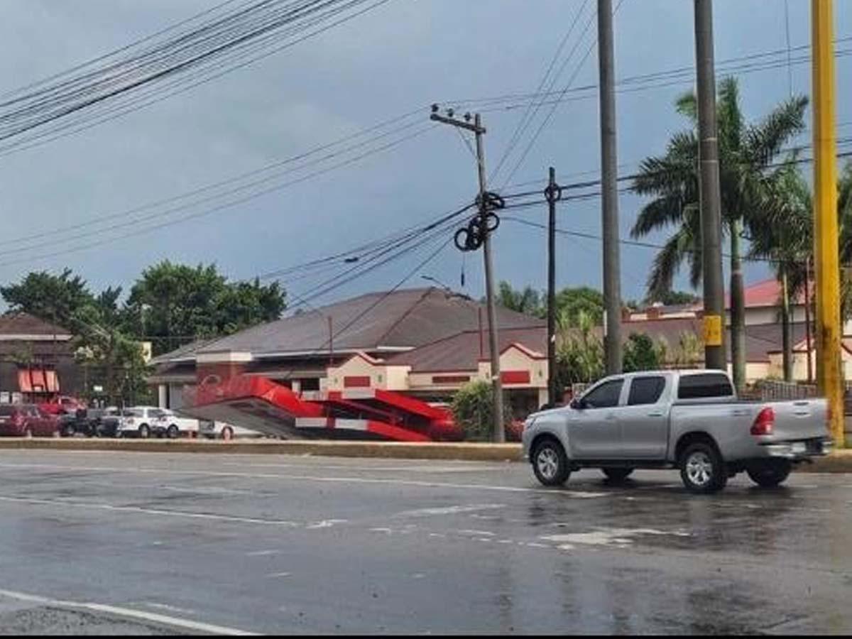 Lluvias azotan Siguatepeque y provocan caída de valla de restaurante
