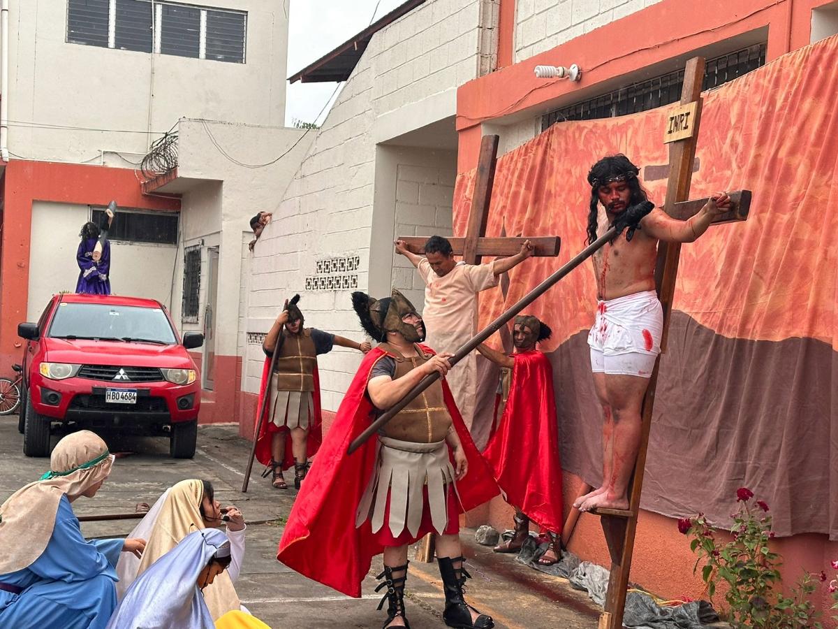 Sampedranos reviven la pasión y muerte de Jesús