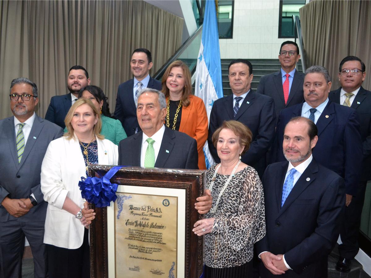 Los ejecutivos de la Junta Directiva de Banpaís acompañaron al empresario Emín Abufele en este homenaje a su trayectoria en Honduras.