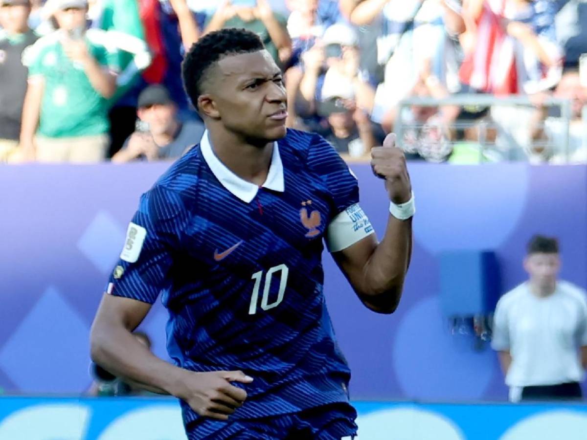 La pelea de Mbappé vs Paraguay, insulto del francés y le celebró en la cara a rival