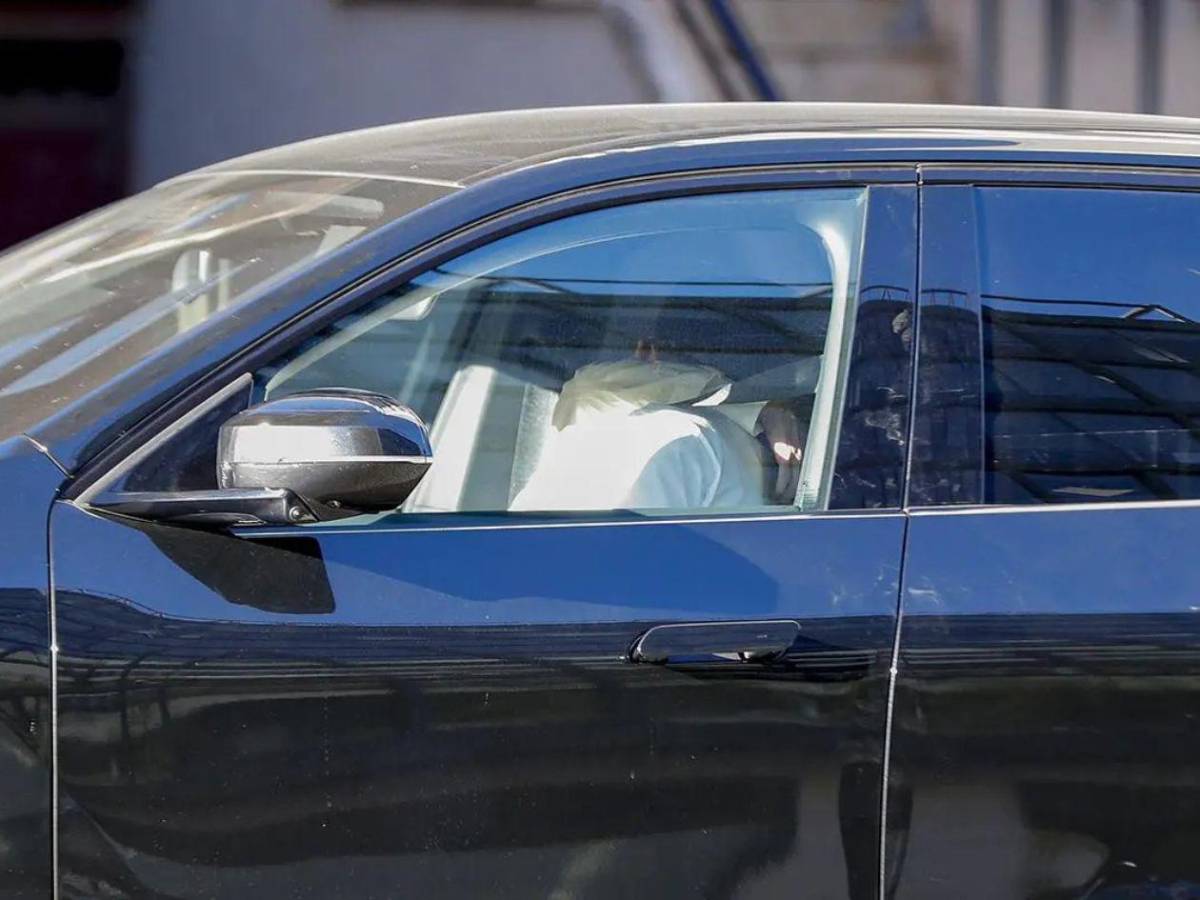 Mbappé y Ester Expósito desatan la locura: fotos del beso que confirma su romance