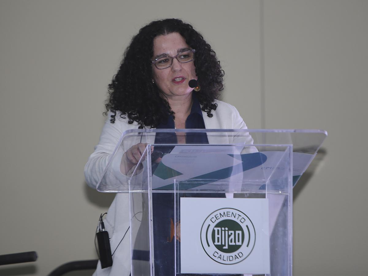 Ingeniera Antonia Bordas al momento de presentar su tema titulado “Planificación estratégica en la infraestructura”.