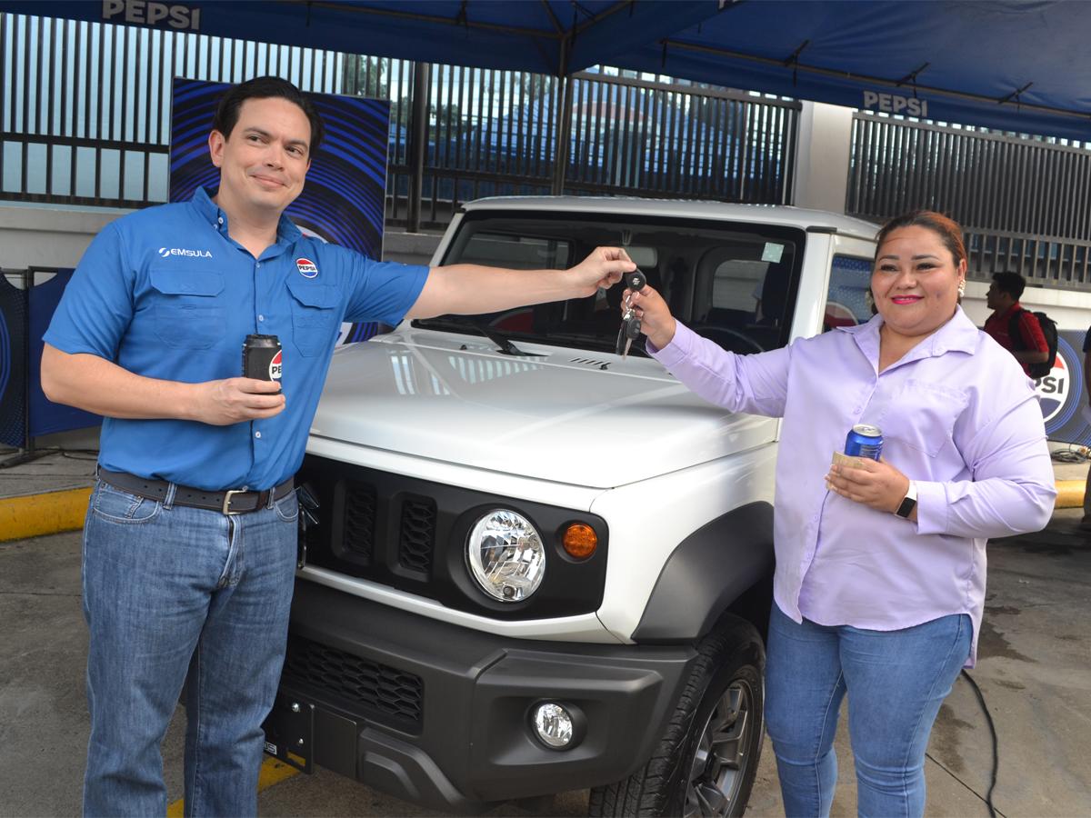 Rosa Johana Guevara recibió la llave de su vehículo Suzuky Jimmy de manos del gerente de marca de Pepsi, Iván Aguilar.