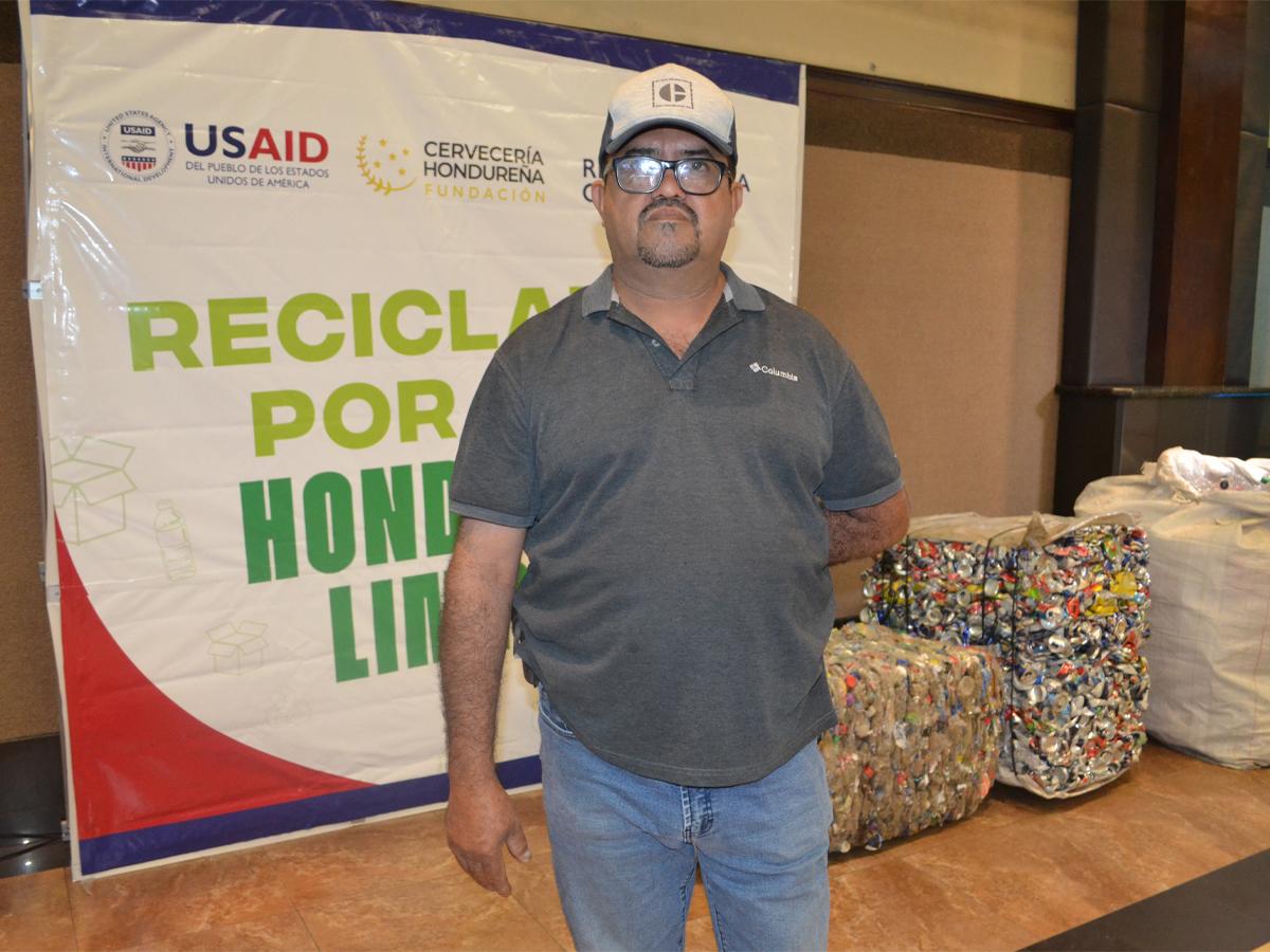 Eduardo Bardales, responsable del centro de acopio de la colonia Ideal.