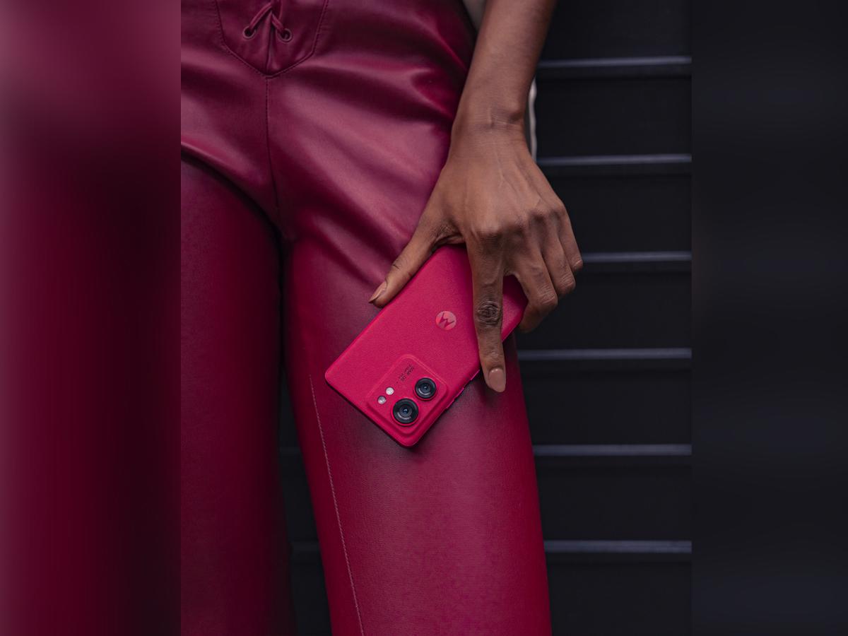 Obtén fotos de mejor calidad gracias al sistema avanzado de cámaras, que captura los detalles más increíbles, tanto de noche como de día.