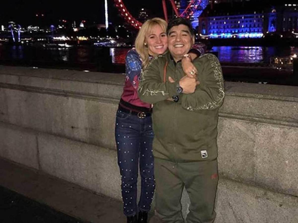 Exnovia de Maradona confirma noviazgo con polémico futbolista