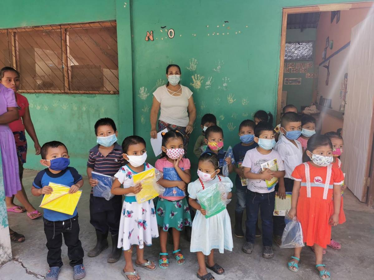 Niños de una comunidad chortí reciben sus kits educativos para continuar sus estudios durante la pandemia de covid-19.
