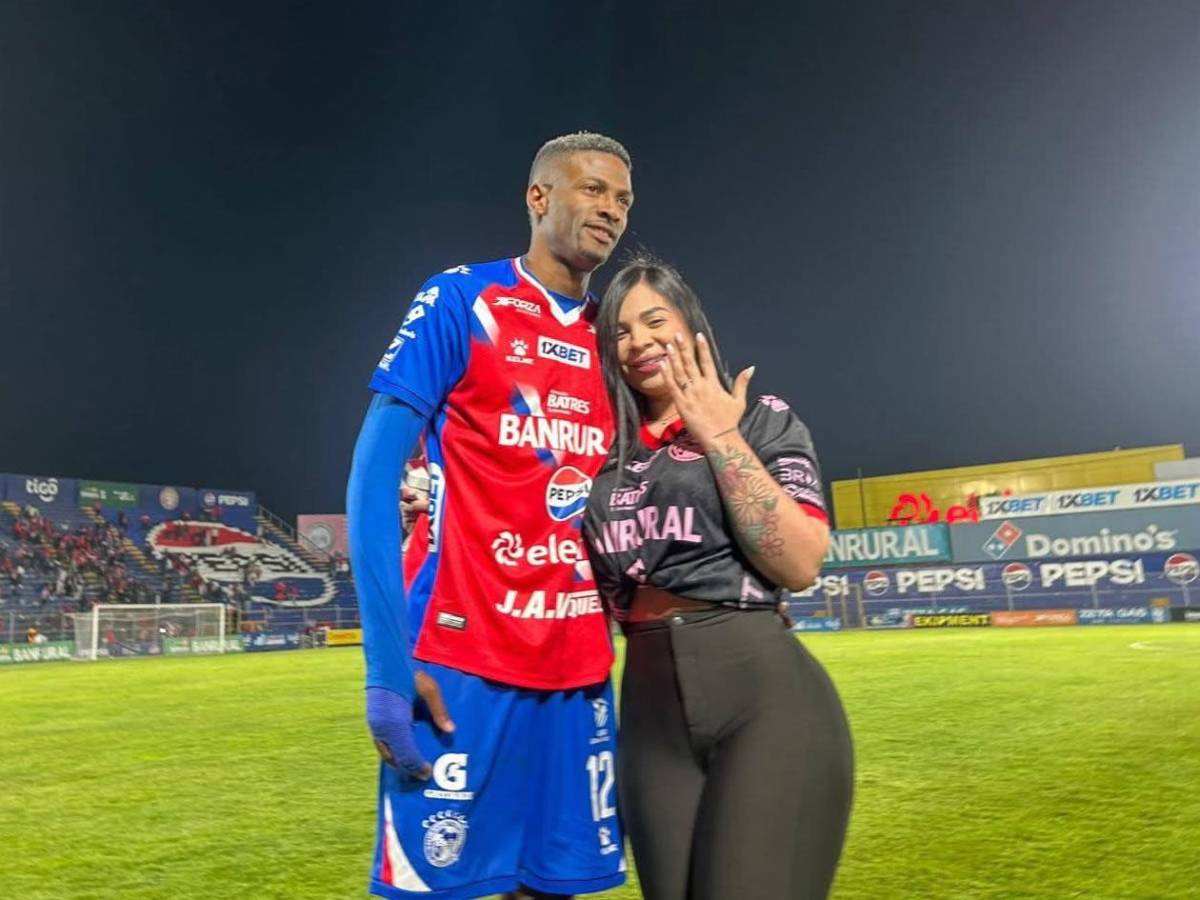 Futbolista tico rompe relación con su novia cuatro días después de pedirle matrimonio