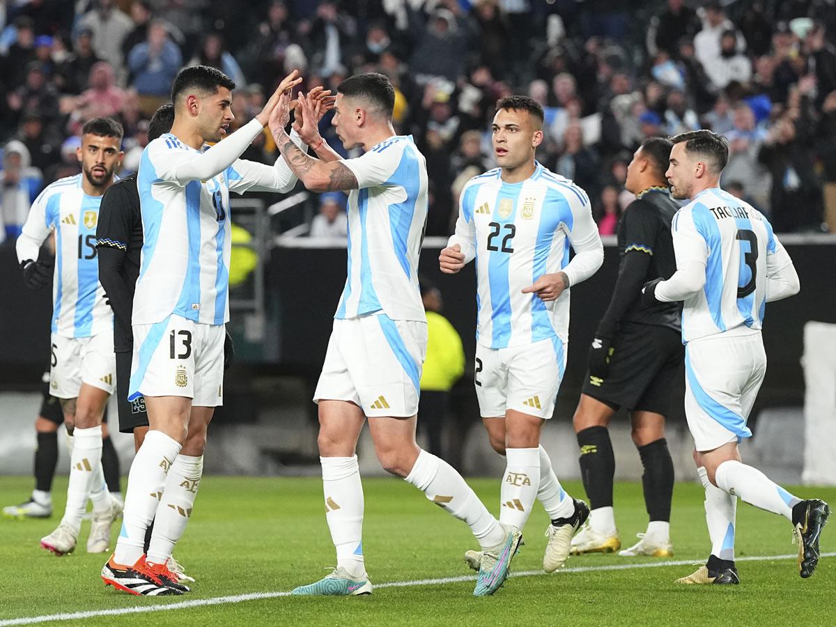 Sin Messi, Argentina golea a El Salvador en su primer amistoso del año