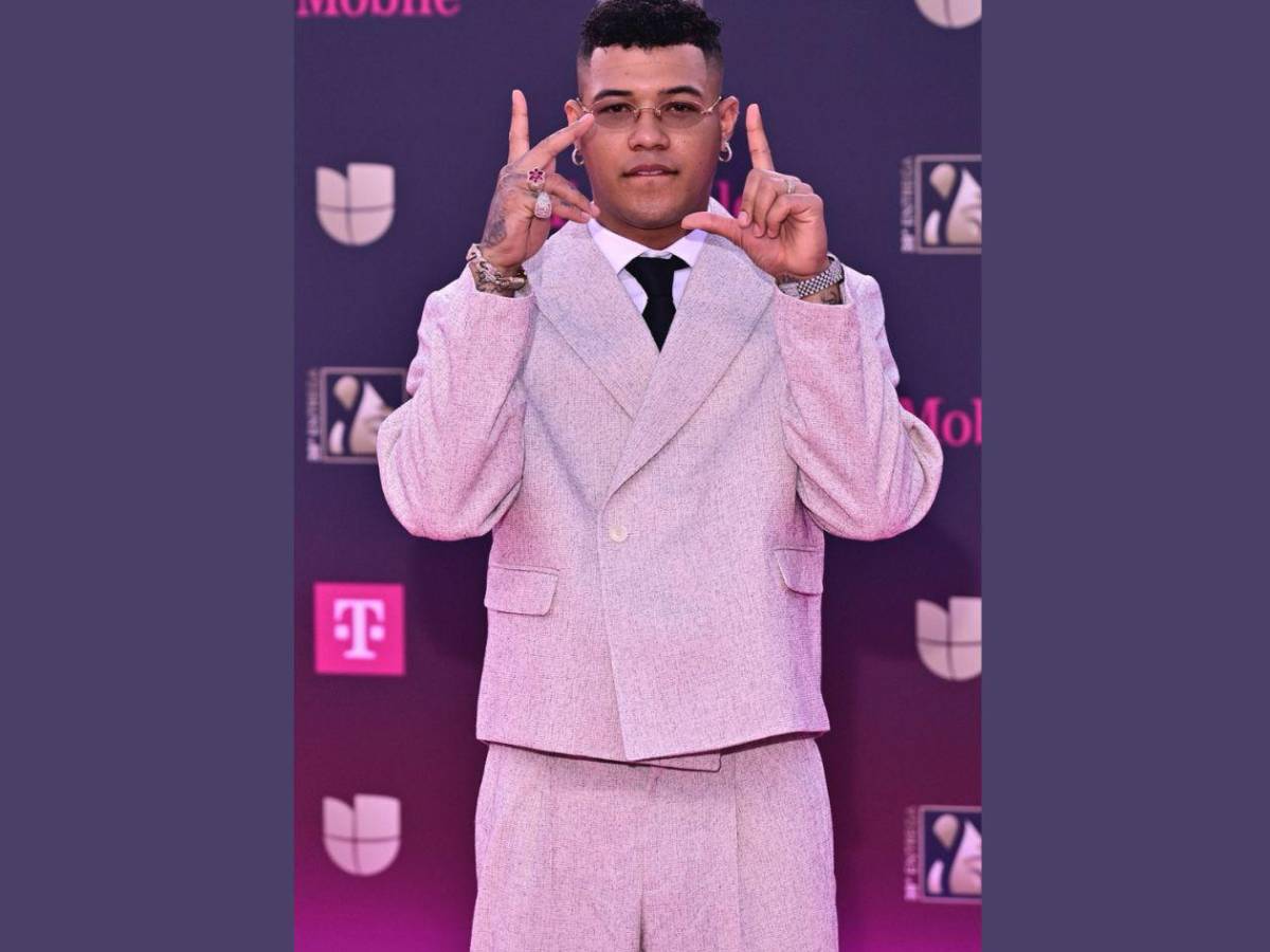 Celebridades conquistan la alfombra roja de Premio Lo Nuestro