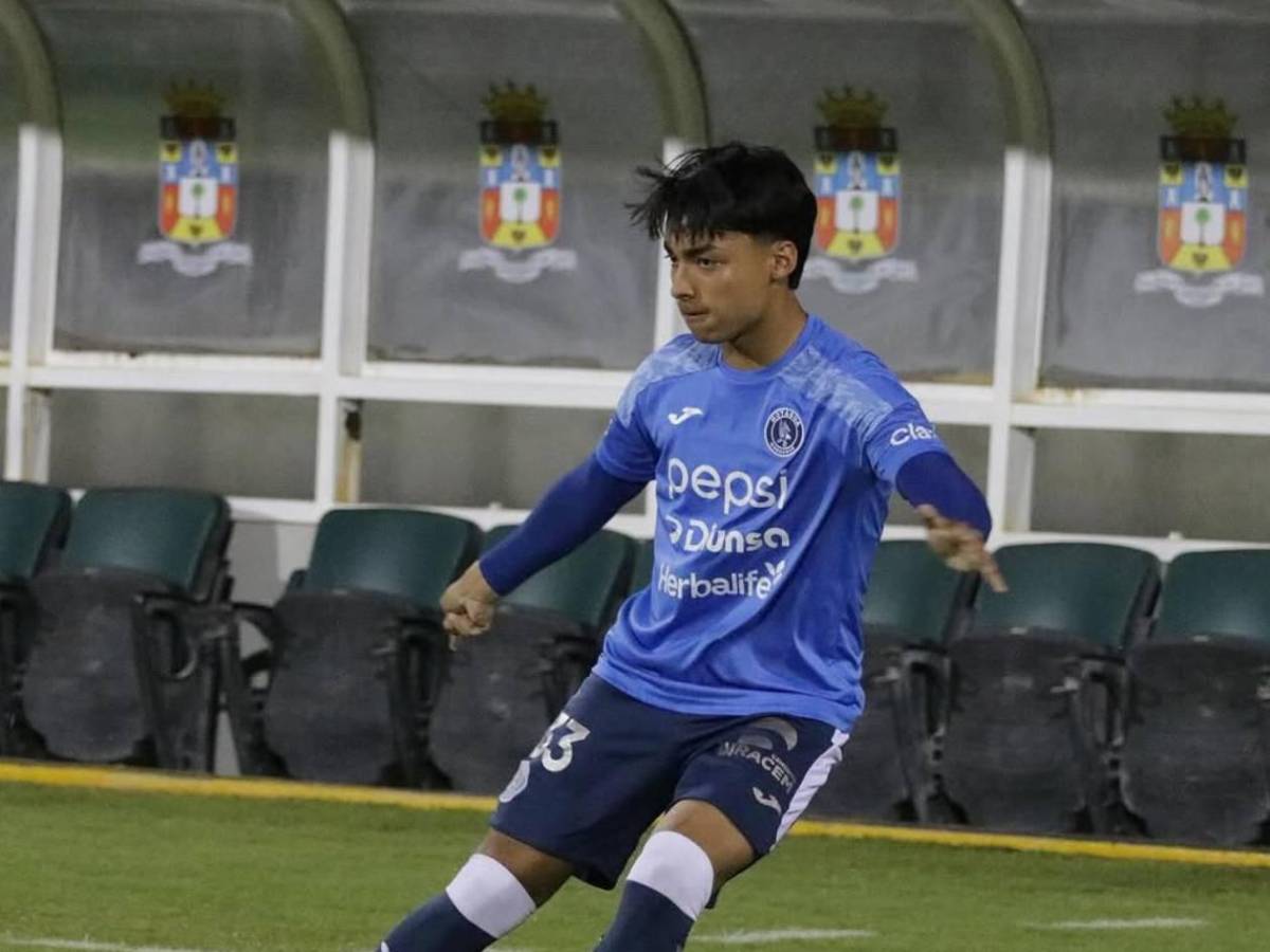 Esposa de Emilio Izaguirre sale en defensa de su hijo y expone mensajes tras polémica