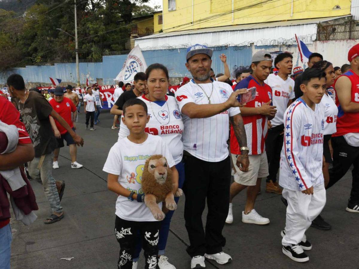 La Ultra Fiel pone color en el clásico Olimpia–Real España; un detenido en la previa