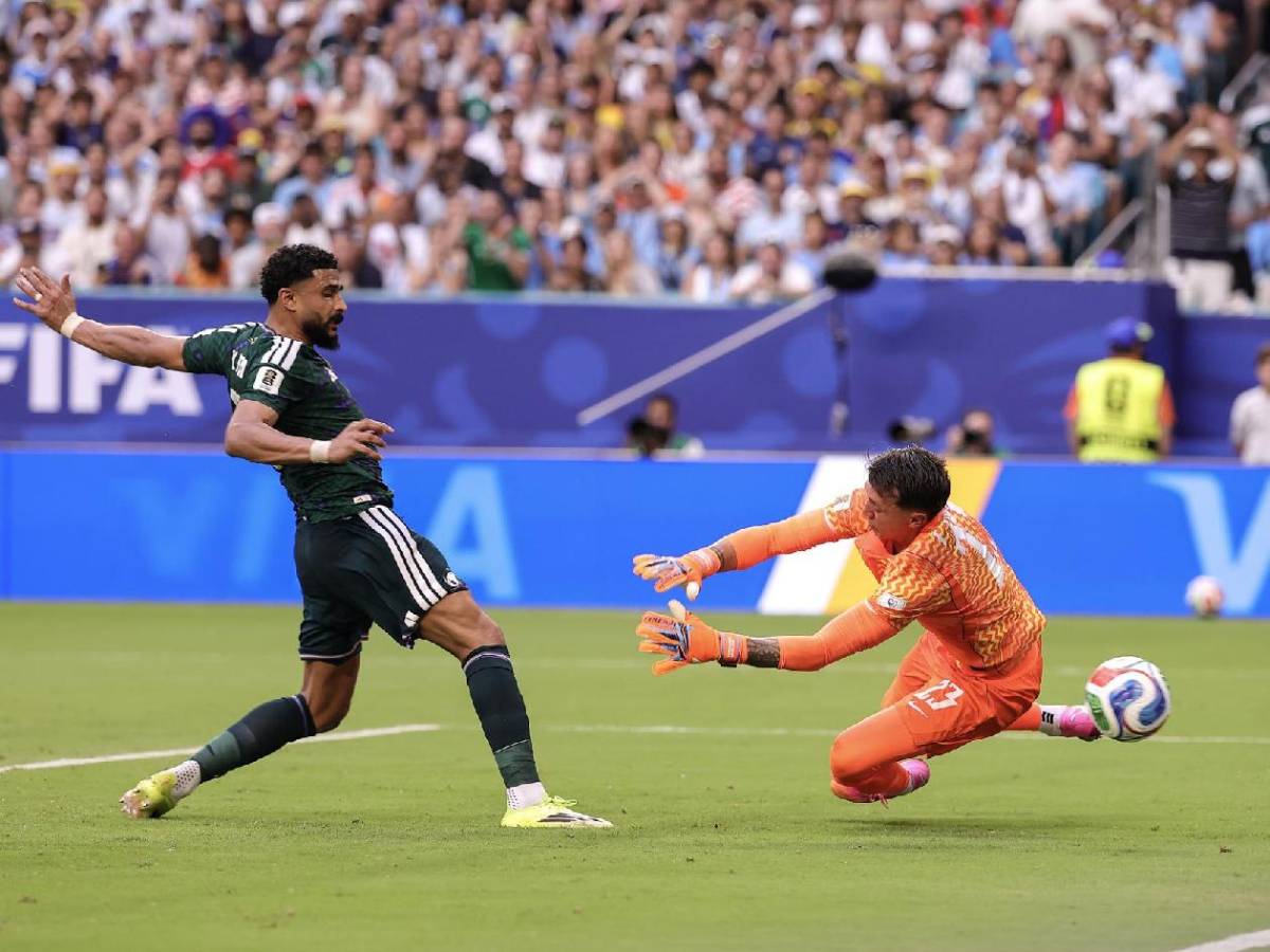 Uruguay decepciona en su debut en el Mundial, inesperado héroe y Arabia sorprende